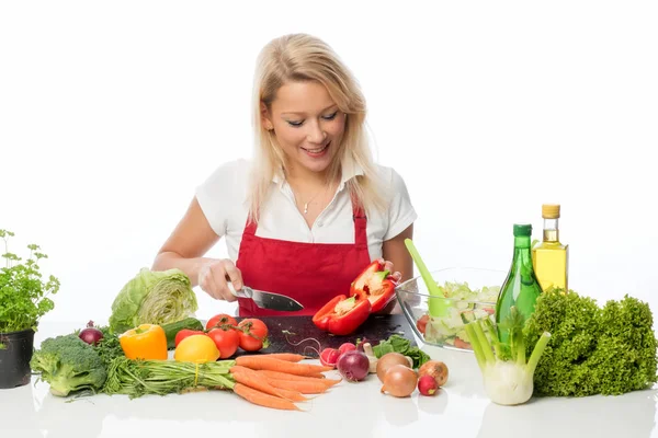 Hausfrau Schneidet Paprika Für Gemischten Salat — Stockfoto