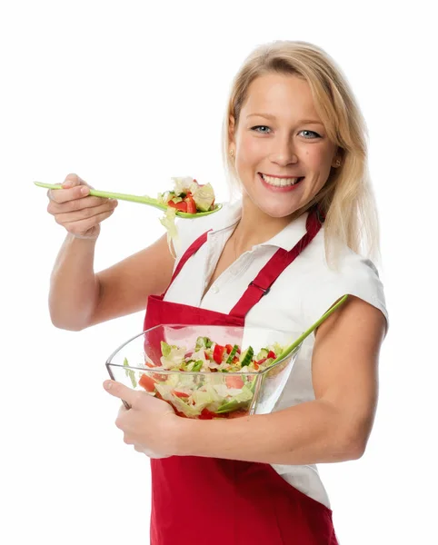 金髪の主婦がガラスの器からサラダを試食 — ストック写真