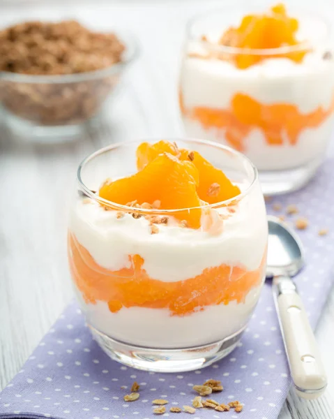 Yogurt Con Mandarina Naranjas Granola Sobre Fondo —  Fotos de Stock