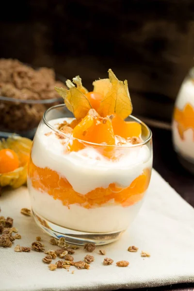 Jogurt Granolou Mandarinkami Pozadí — Stock fotografie