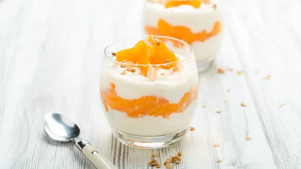 Jogurt Mandarinkami Granolou Pozadí — Stock fotografie