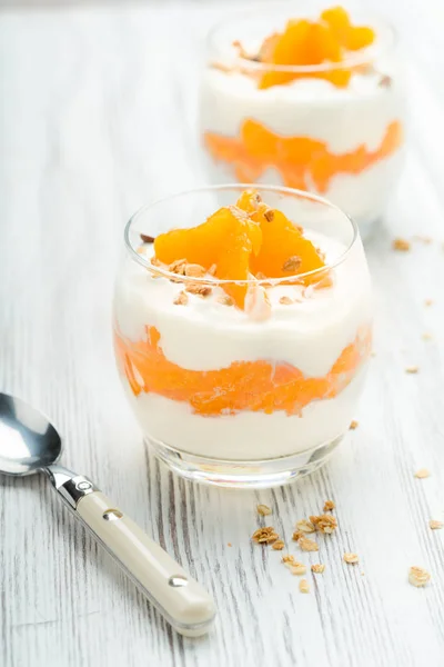 Yogurt Con Granola Arance Mandarine Uno Sfondo — Foto Stock