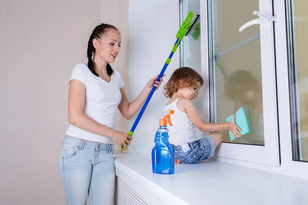 Happy Young Mother Little Daughter Cleaning Windows House — Stock Photo, Image