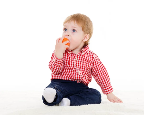 Menino Doce Brinca Com Pequena Bola Laranja Fundo Branco — Fotografia de Stock