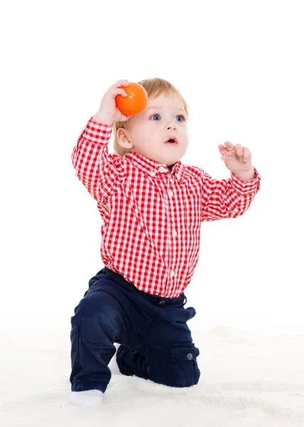 Piccolo Dolce Ragazzo Gioca Con Pallina Arancione Sfondo Bianco — Foto Stock