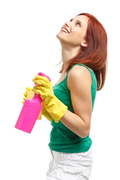 白い背景にスプレーボトルとスポンジを持つ若い女性 ハウスキーピングだ 掃除女 — ストック写真