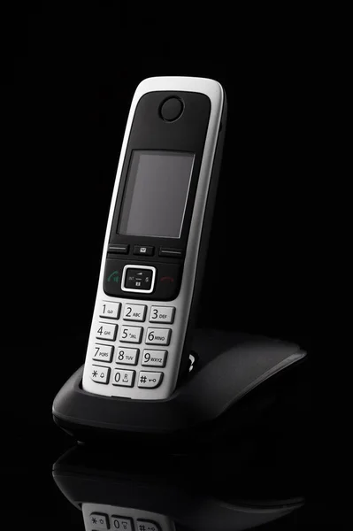 Bezdrátový Telefon Černém Reflexním Pozadí — Stock fotografie