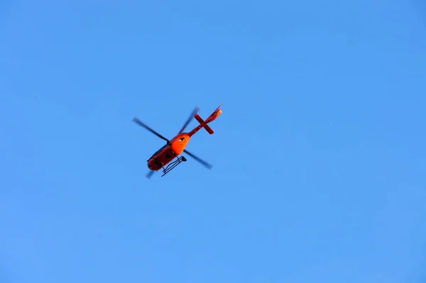 Roter Hubschrauber Himmel — Stockfoto