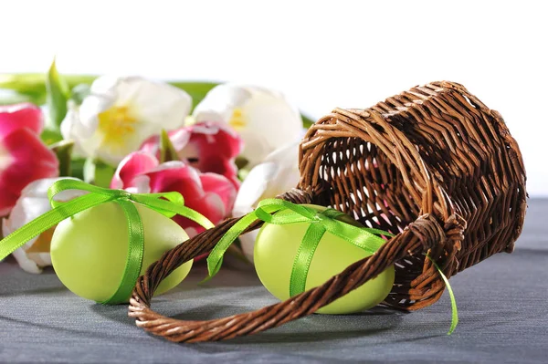 Zelené Velikonoční Vejce Stuhou Osternest Tulipány Pozadí — Stock fotografie
