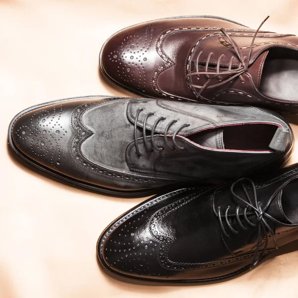 Işi Kağıdında Modaya Uygun Erkek Ayakkabıları — Stok fotoğraf