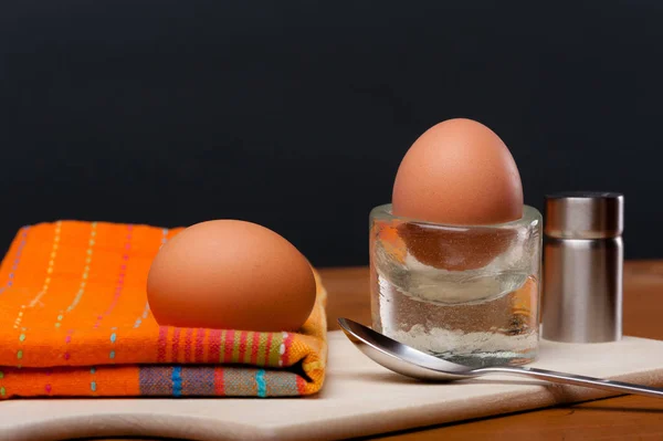 Huevos Cocinados Una Tabla Con Tela Cucharas Batidora Sal Contra — Foto de Stock