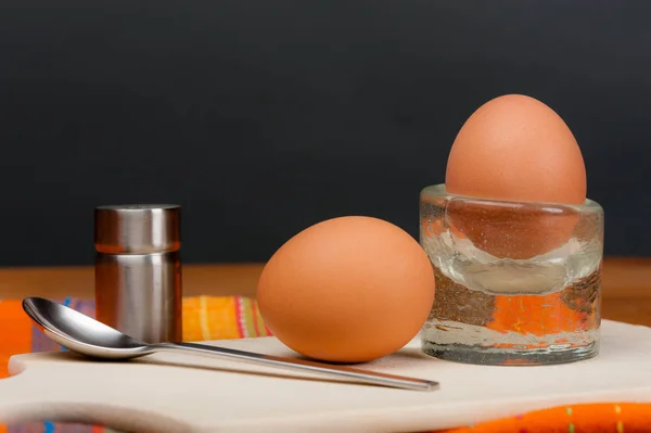 Huevos Cocinados Una Tabla Con Tela Esparcidador Cucharas Sal Frente — Foto de Stock
