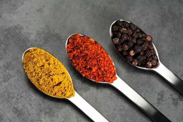 Varias Especias Cucharas Encuentran Una Pizarra Cumin Thyme Chilli Curry — Foto de Stock