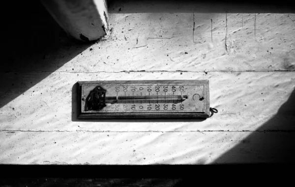 窗上的老式经典温度计 — 图库照片