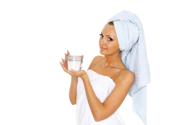 Młoda Piękna Kobieta Owinięta Ręcznik Trzyma Słoik Kosmetycznego Kremu Nawilżającego — Zdjęcie stockowe