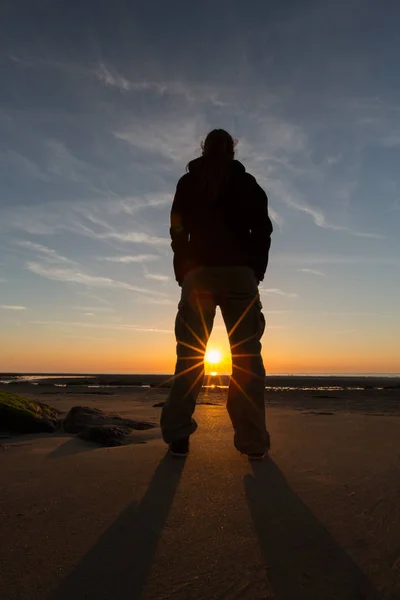 Osoba Stoi Plaży Patrzy Zachód Słońca — Zdjęcie stockowe