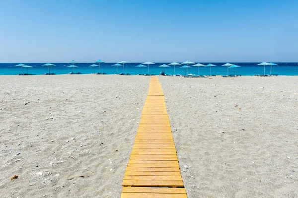 Strand Mit Sonnenschirmen Und Stühlen Hintergrund Das Meer — Stockfoto