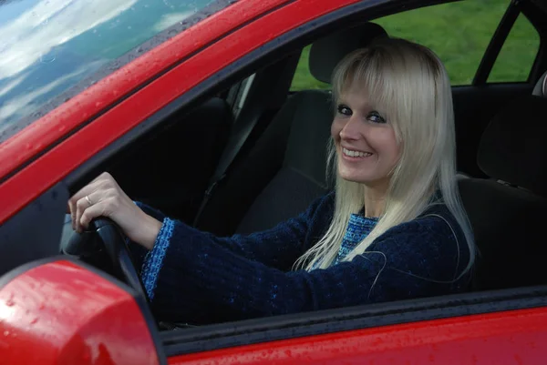 赤い車を運転の女性 — ストック写真