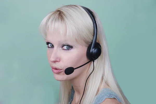 Porträtt Ung Kvinna Med Headset — Stockfoto