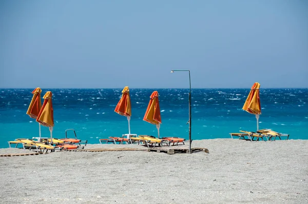 Beach Umbrellas Sunbeds Background Sea — Stock Photo, Image