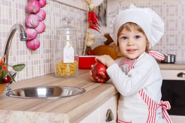 Bambina Grembiule Berretto Del Cuoco Con Una Mela Stanno Cucina — Foto Stock