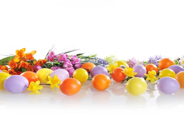 Mor Sarı Turuncu Çiçeklerle Boyanmış Gerçek Paskalya Yumurtaları Beyaz Arka — Stok fotoğraf