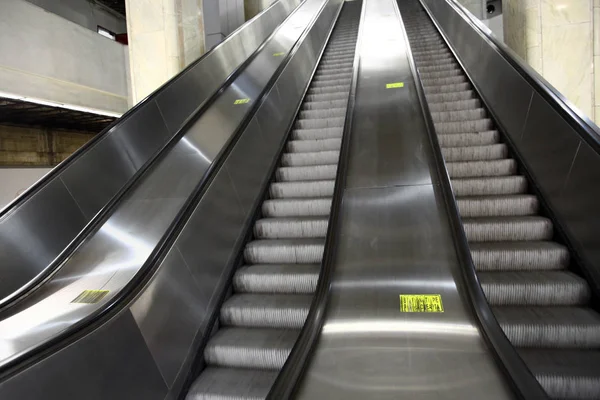 Cor Tiro Algumas Escadas Rolantes Uma Estação Metro — Fotografia de Stock