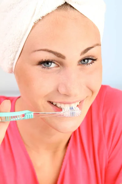 Young Woman Brushing Her Teeth — Stock Photo, Image