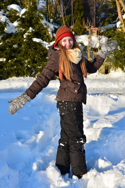 Κορίτσι Στο Χιόνι Χειμώνα — Φωτογραφία Αρχείου