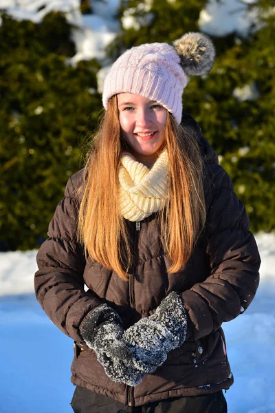 Kışın Kardaki Kız — Stok fotoğraf