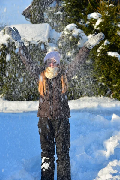 Ragazza Nella Neve Invernale — Foto Stock