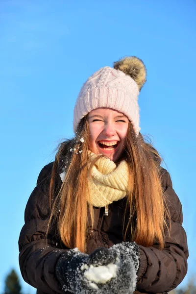 Κορίτσι Στο Χιόνι Χειμώνα Γέλιο — Φωτογραφία Αρχείου
