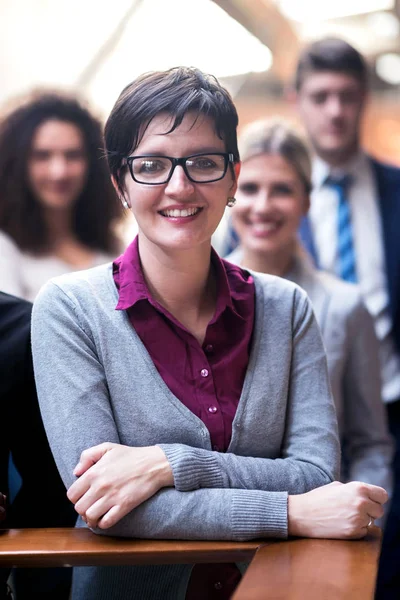 Unga Multietniska Affärsmän Grupp Promenader Stående Och Ovanifrån — Stockfoto