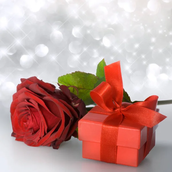 Red Rose Red Gift Package Silver Bachground — Stock Photo, Image
