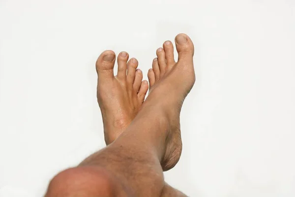 Paar Knöcheln Gekreuzte Männliche Füße Auf Weißem Hintergrund — Stockfoto