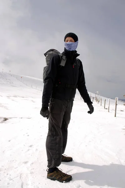 Νεαρός Άνδρας Που Ταξιδεύει Χειμερινό Τοπίο — Φωτογραφία Αρχείου