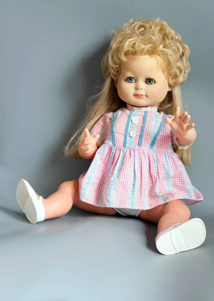 Blonde Mädchen Puppe Mit Rot Gepunktetem Kleid — Stockfoto