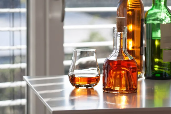 Brandy Glasflaska Framför Modern Bakgrund — Stockfoto