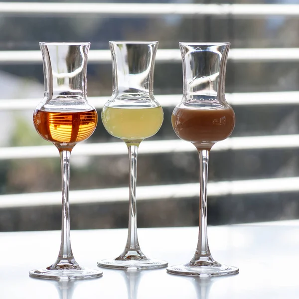 Brandy Tre Bicchieri Davanti Allo Sfondo Moderno — Foto Stock