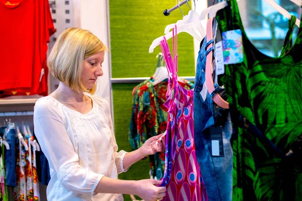 Dos Mujeres Tienda Ropa Busca Ropa — Foto de Stock