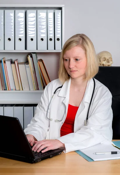 Jovem Médico Família Feminino Seu Escritório Está Trabalhando Com Computador — Fotografia de Stock