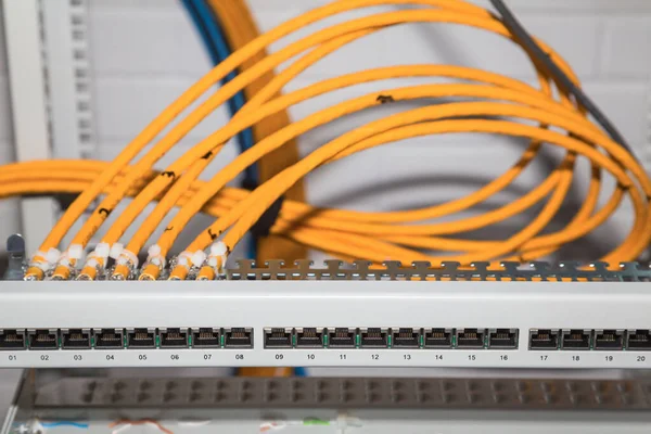 Bir Teknoloji Veri Merkezinde Kabloları Sunucular — Stok fotoğraf
