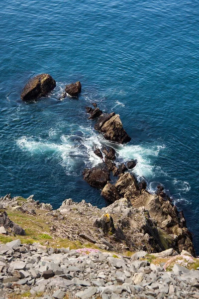 崖や岩が海によって — ストック写真