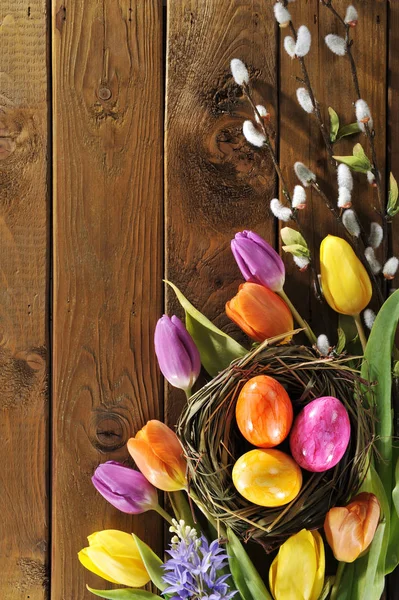 Velikonoční Hnízdo Barevnými Kuřecími Vejci Tulipány Kočičími Hyacinty Starých Dřevěných — Stock fotografie