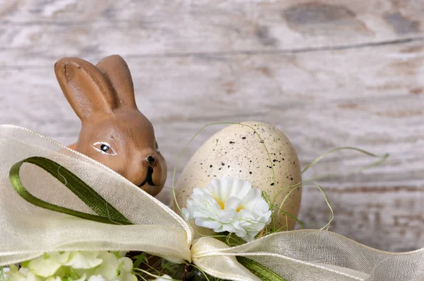 复活节兔子 在树背前筑巢有复活节彩蛋 作为一种带空白处的东方问候 — 图库照片