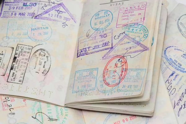 切手の多いパスポートのビザ — ストック写真