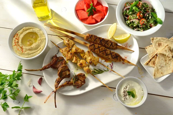 Lebanese Barbecue Ételek Hummusszal Tabbouleh — Stock Fotó