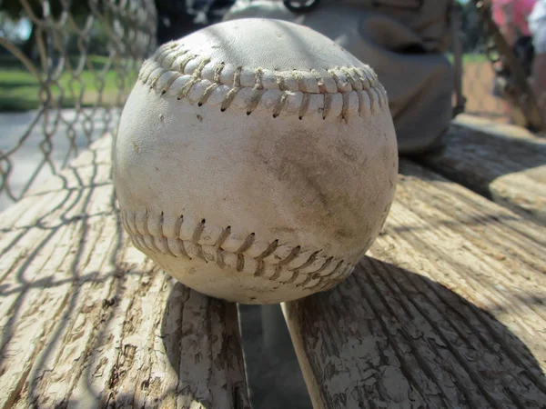 Αυτό Είναι Ένα Μπέιζμπολ Που Αναπαύεται Ένα Παγκάκι Ένα Παιχνίδι — Φωτογραφία Αρχείου