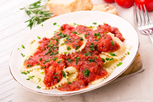 Ravioli Com Molho Tomate Fresco Queijo Parmesão Cebolinha — Fotografia de Stock