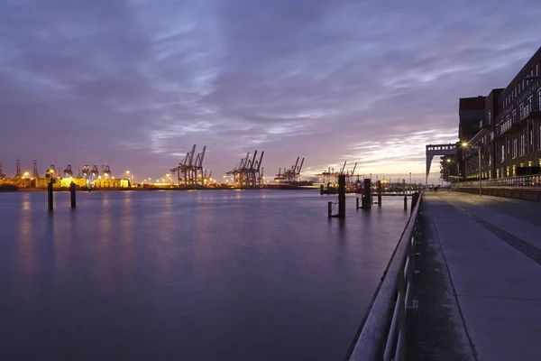 Der Hamburger Hafen Mit Einigen Containerportalkranen Als Silhouetten Gegen Den — Stockfoto